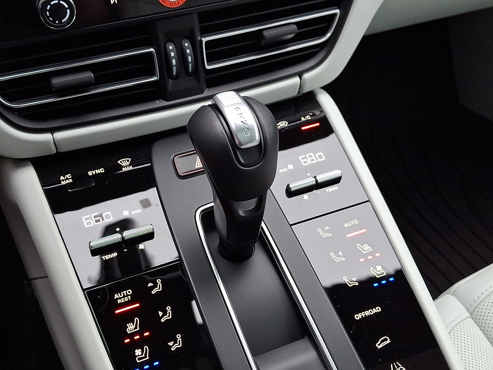 Certified 2026 Porsche Macan AWD/4WD image 18