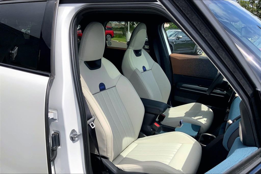 Certified 2025 MINI Cooper Countryman SE w/ Comfort Package Max image 8