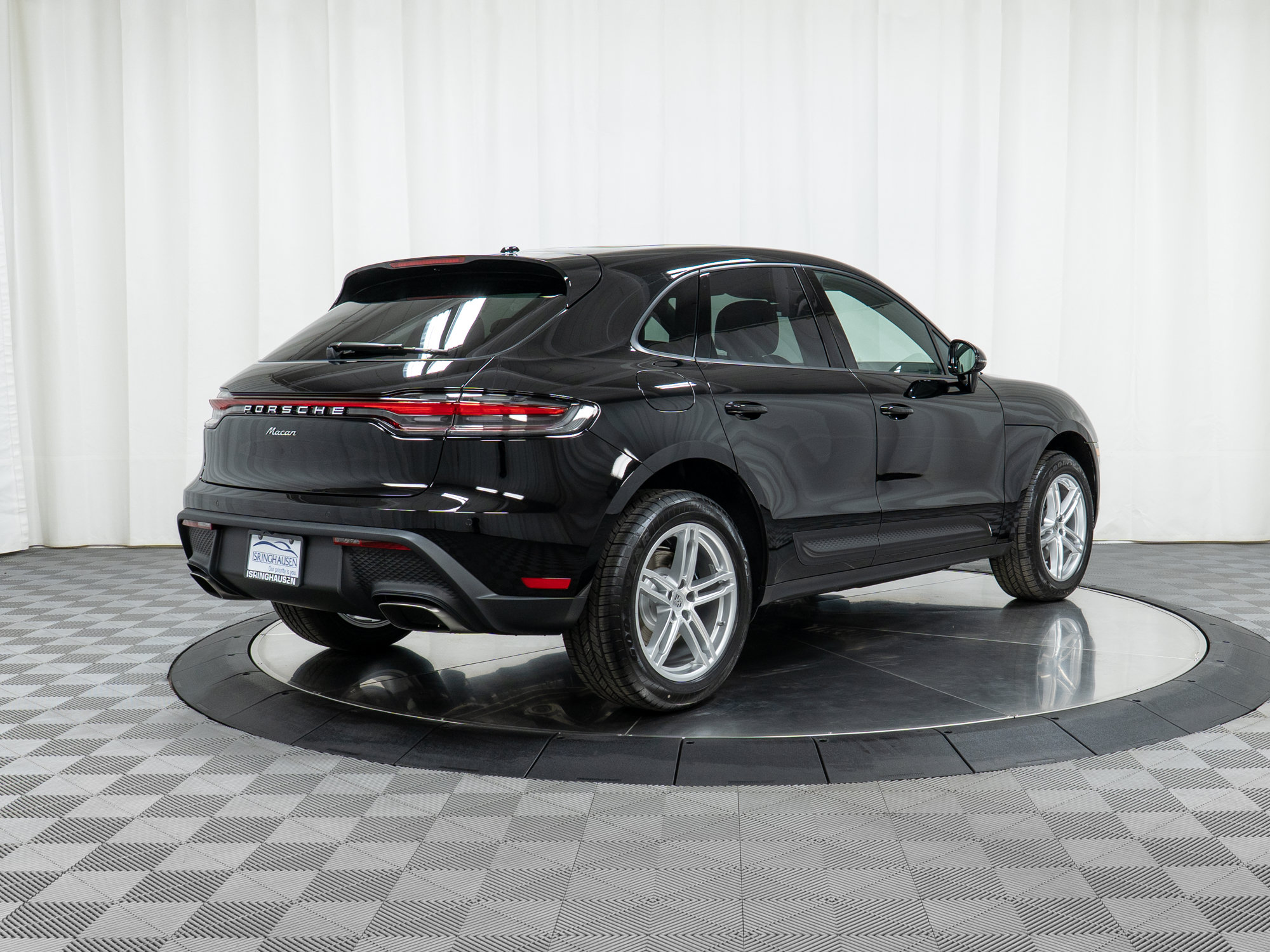 Certified 2025 Porsche Macan AWD/4WD image 9