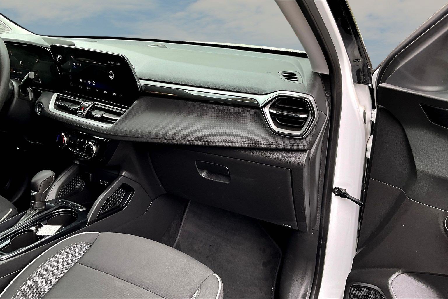 Used 2025 Chevrolet TrailBlazer LT AWD/4WD image 18