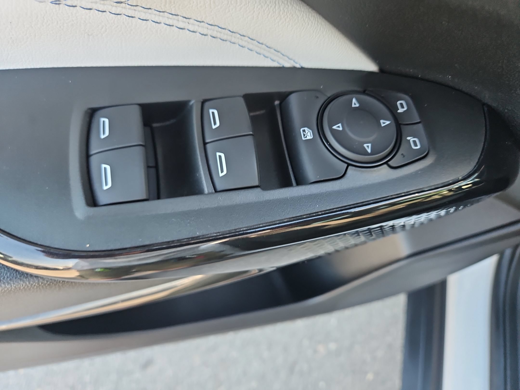 Used 2025 Chevrolet Trax LT FWD image 21
