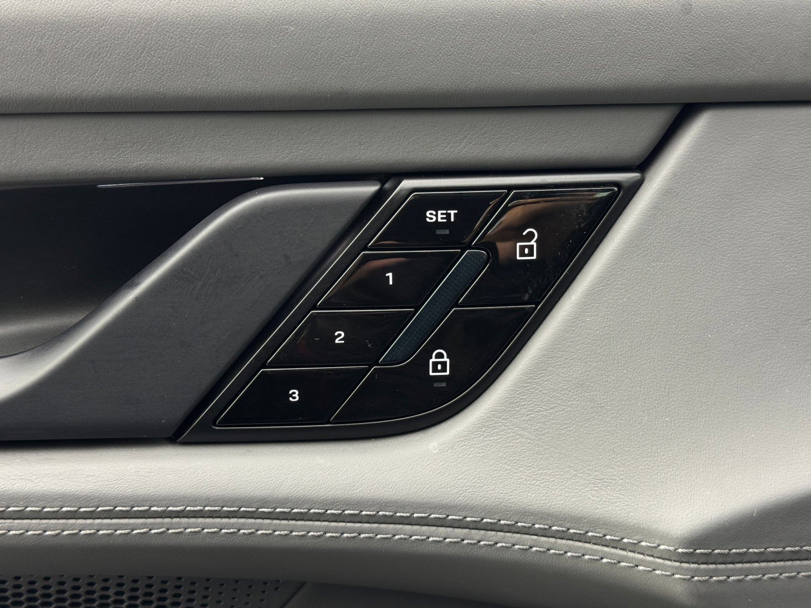 Used 2020 Porsche Taycan 4S w/ Premium Package image 18