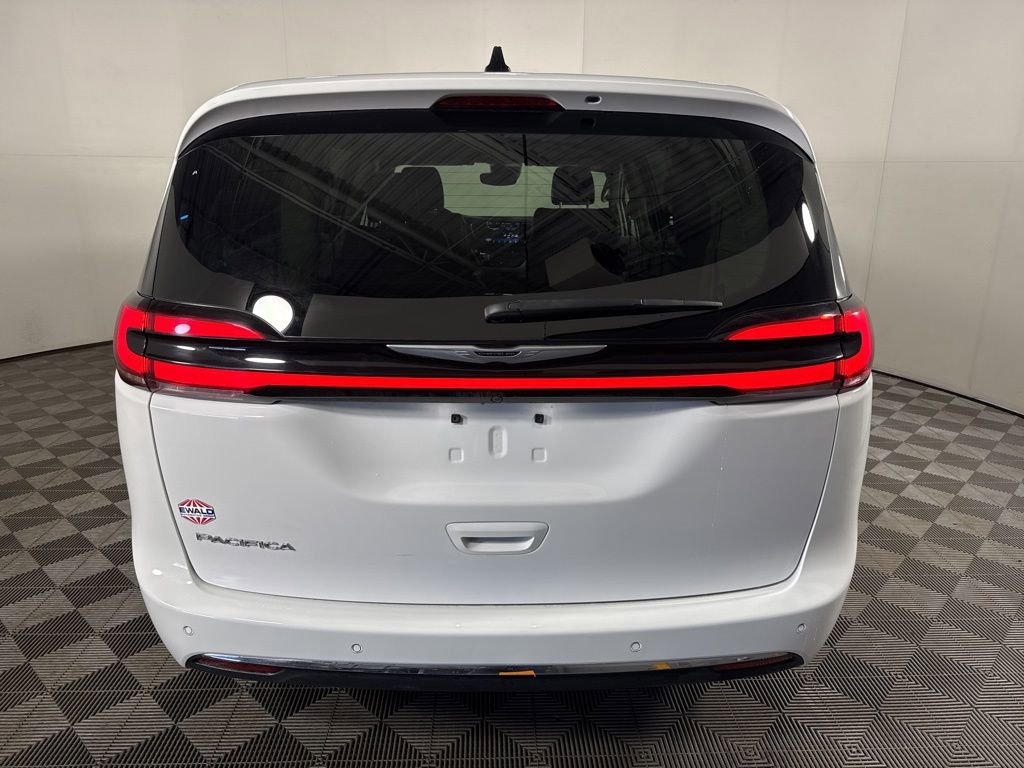 Used 2024 Chrysler Pacifica Touring-L FWD image 8