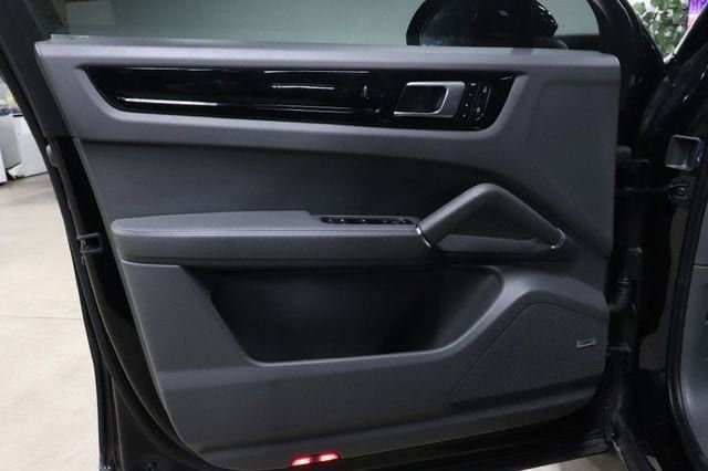 Used 2022 Porsche Cayenne Platinum Edition AWD/4WD image 9