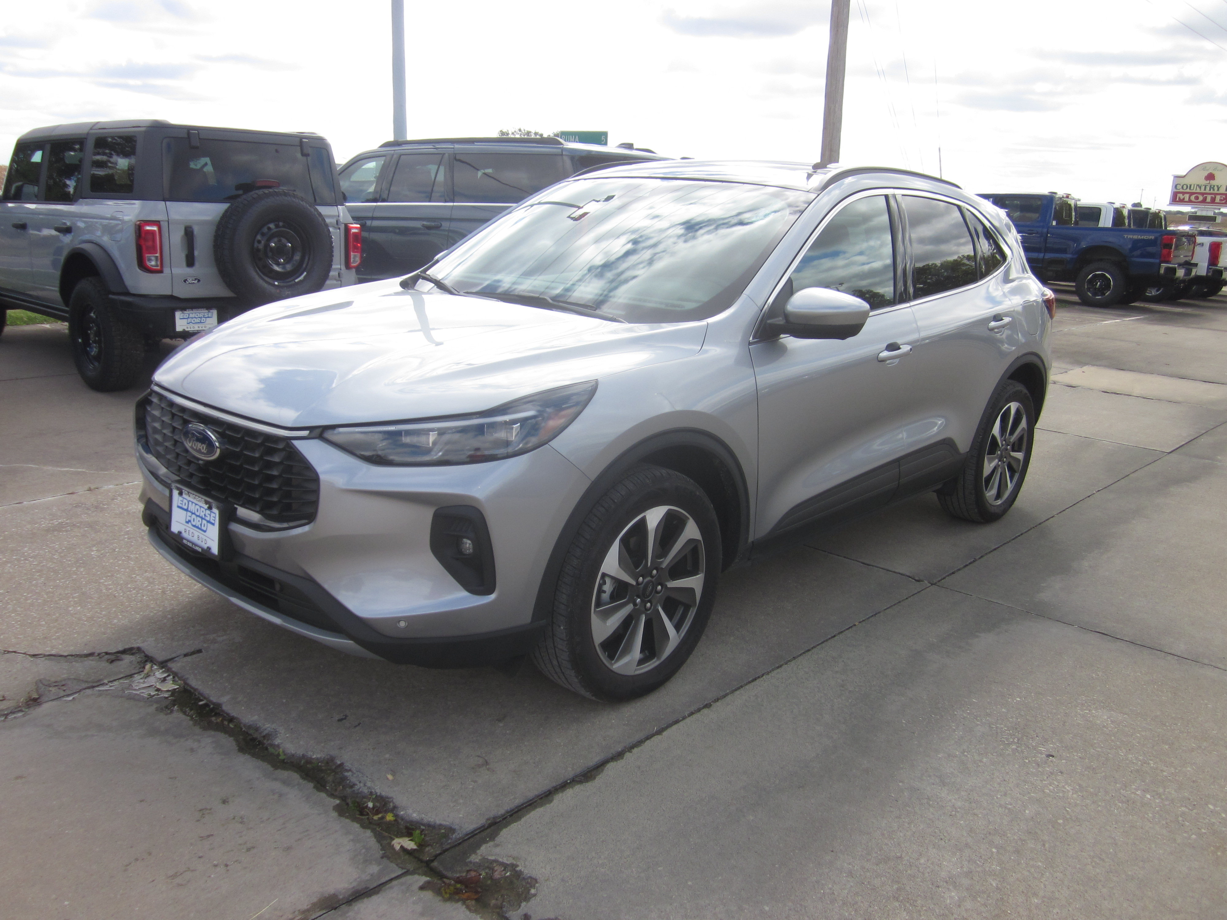 Used 2024 Ford Escape Platinum w/ Class II Trailer Tow Package AWD/4WD image 3