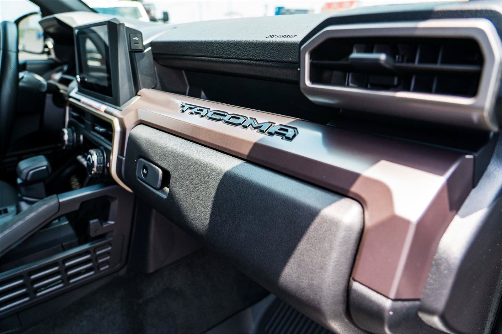 Used 2025 Toyota Tacoma SR5 AWD/4WD image 21