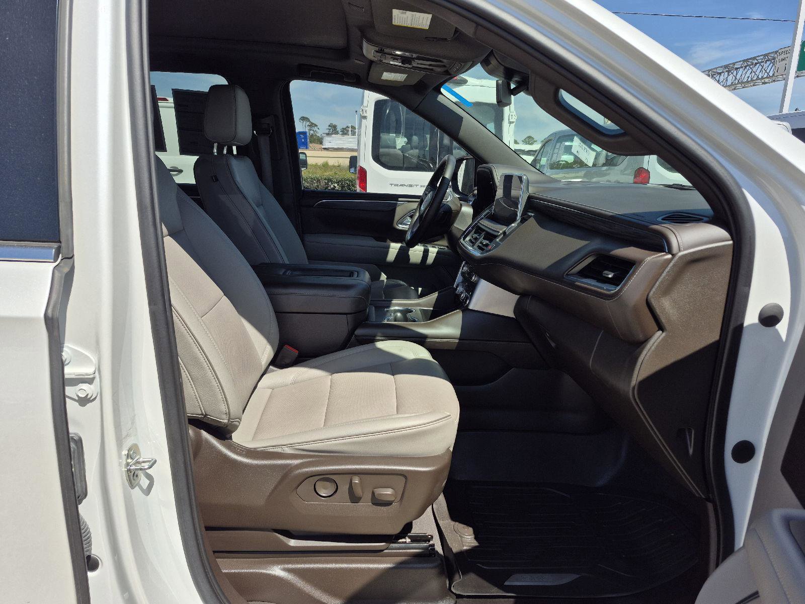 Used 2023 GMC Yukon XL SLT w/ SLT Premium Package image 17