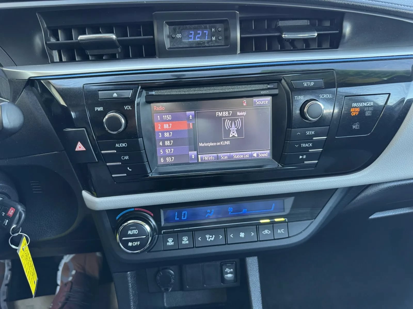 Used 2016 Toyota Corolla LE FWD image 25