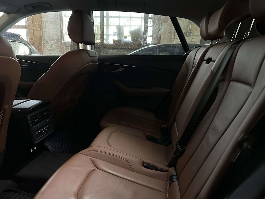 Used 2022 Audi Q8 Premium image 12