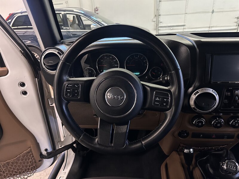 Used 2015 Jeep Wrangler Unlimited Rubicon w/ Connectivity Group AWD/4WD image 23