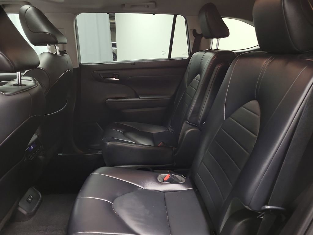 Used 2021 Toyota Highlander XLE image 20