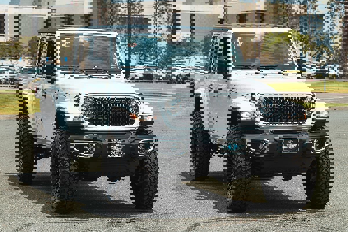 Used 2024 Jeep Gladiator Sport image 7