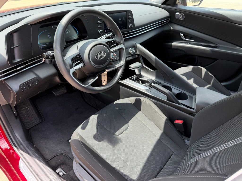 Certified 2025 Hyundai Elantra SE image 12