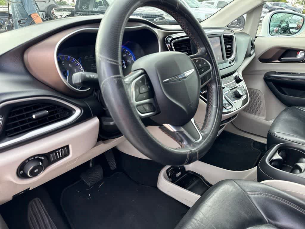 Used 2019 Chrysler Pacifica Touring-L FWD image 14