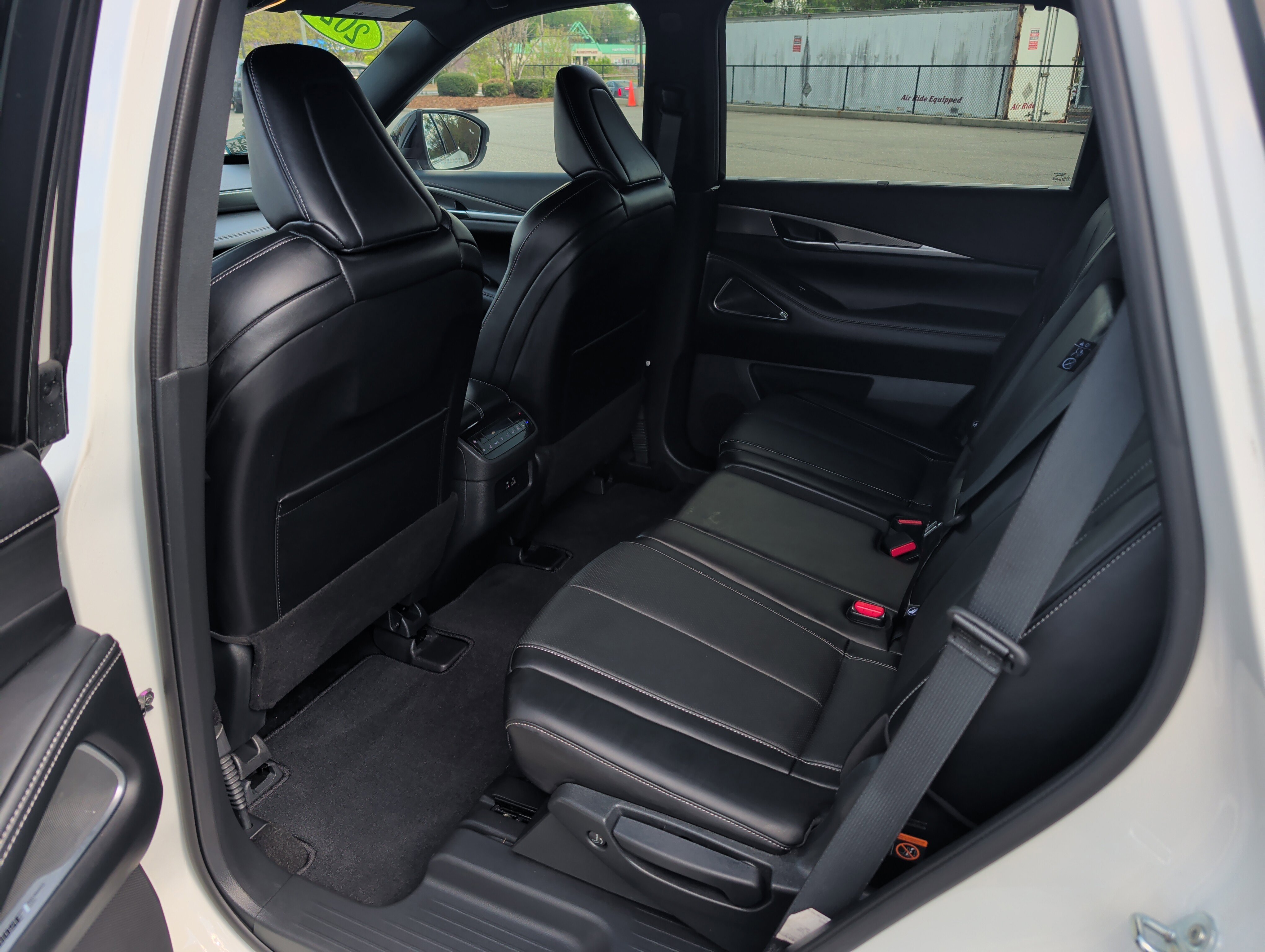 Used 2025 INFINITI QX60 Luxe w/ Black Edition image 9