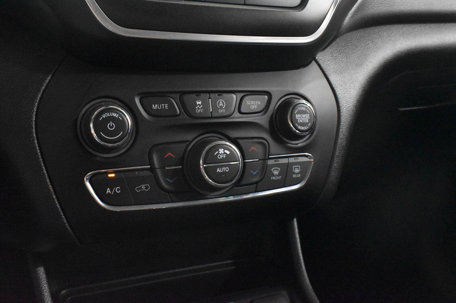 Used 2019 Jeep Cherokee Trailhawk AWD/4WD image 17