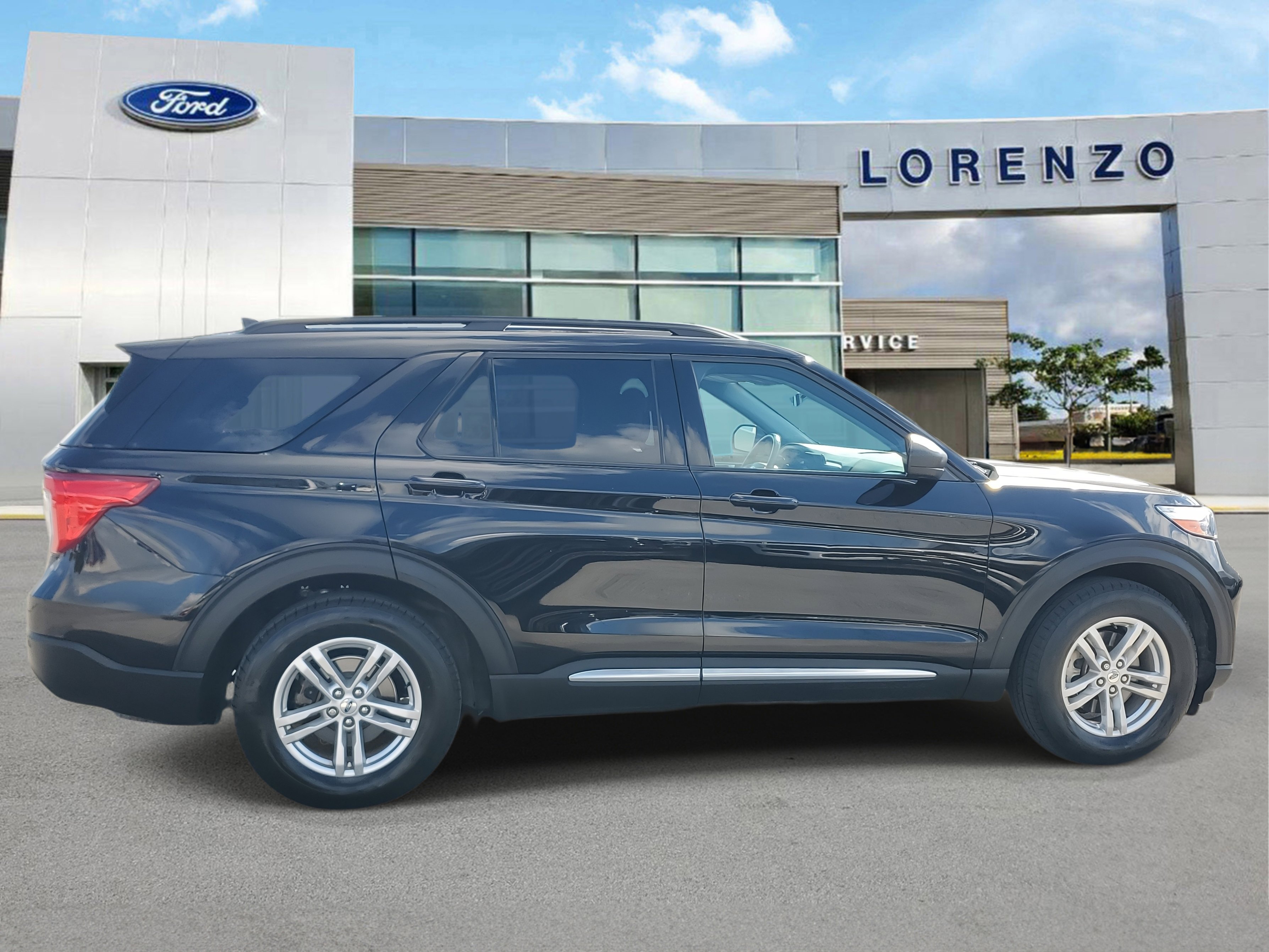 Used 2023 Ford Explorer XLT image 4