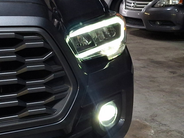 Used 2022 Toyota Tacoma TRD Off-Road w/ Technology Package image 9