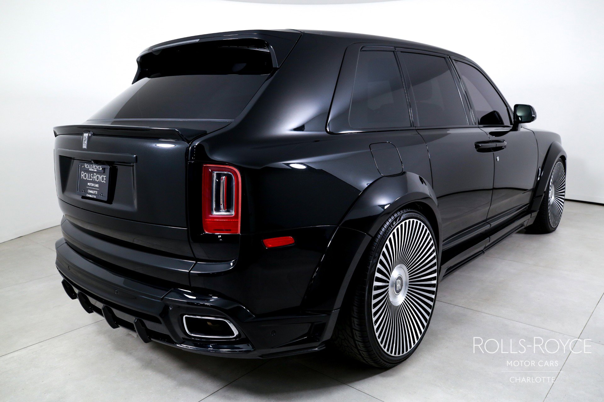 Used 2022 Rolls-Royce Cullinan image 2