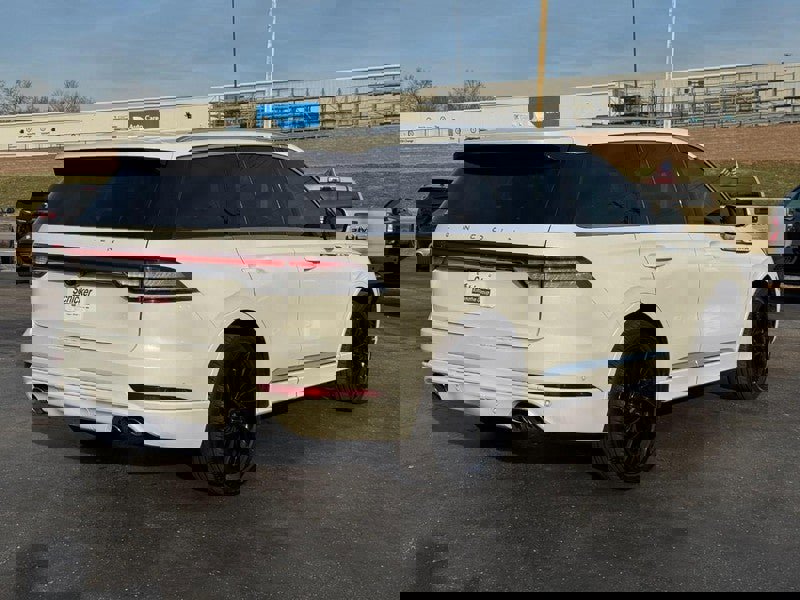 Used 2022 Lincoln Aviator Reserve w/ Equipment Group 201A image 3