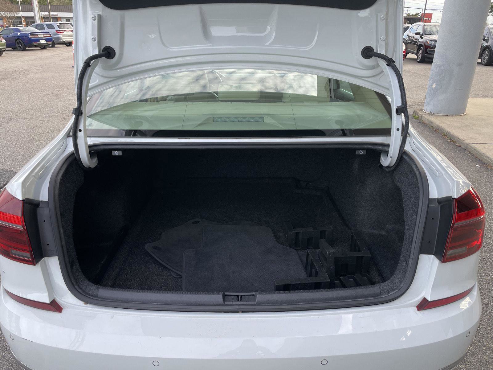 Used 2017 Volkswagen Passat 1.8T SE image 15