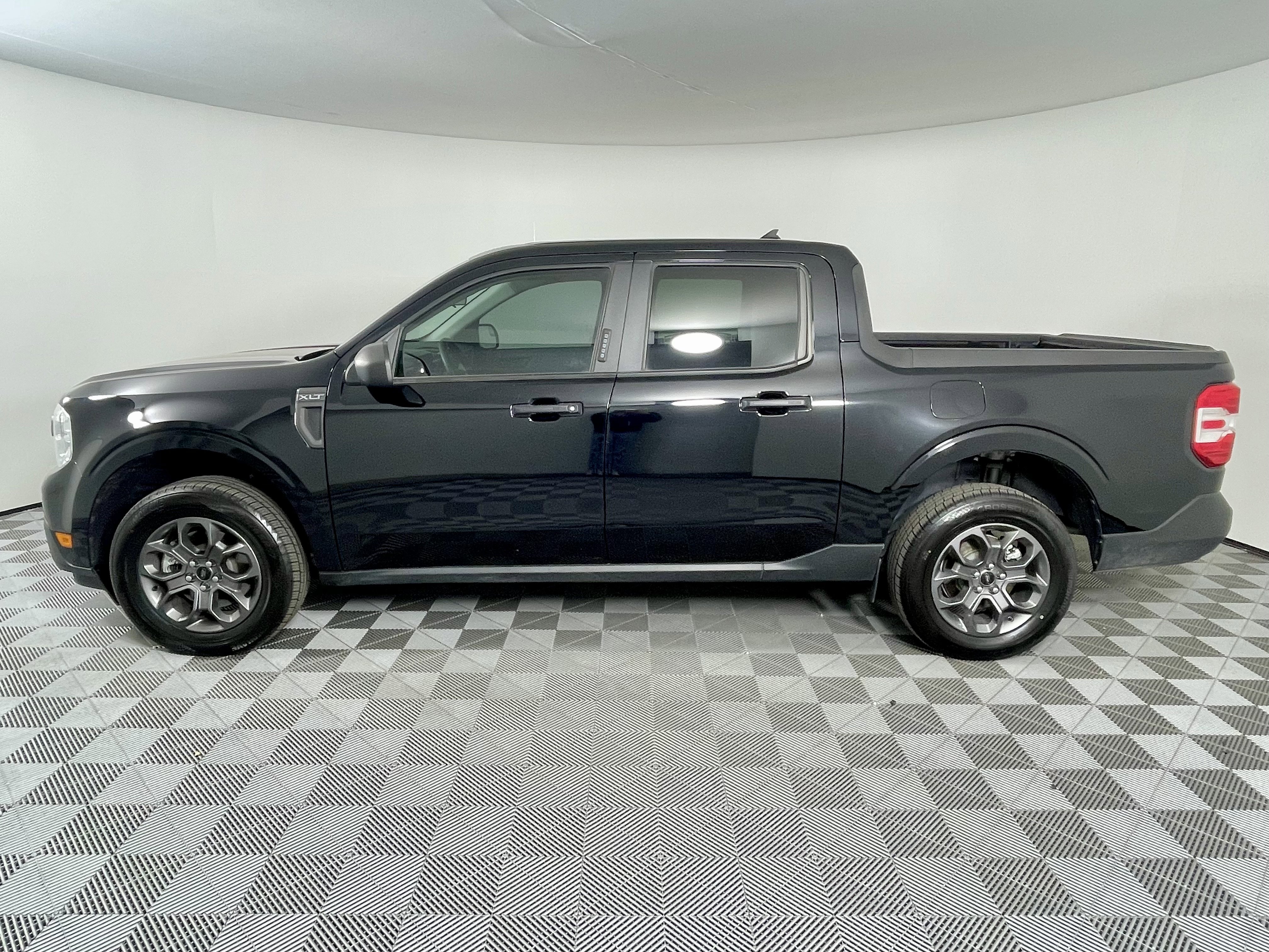 Used 2023 Ford Maverick XLT image 2