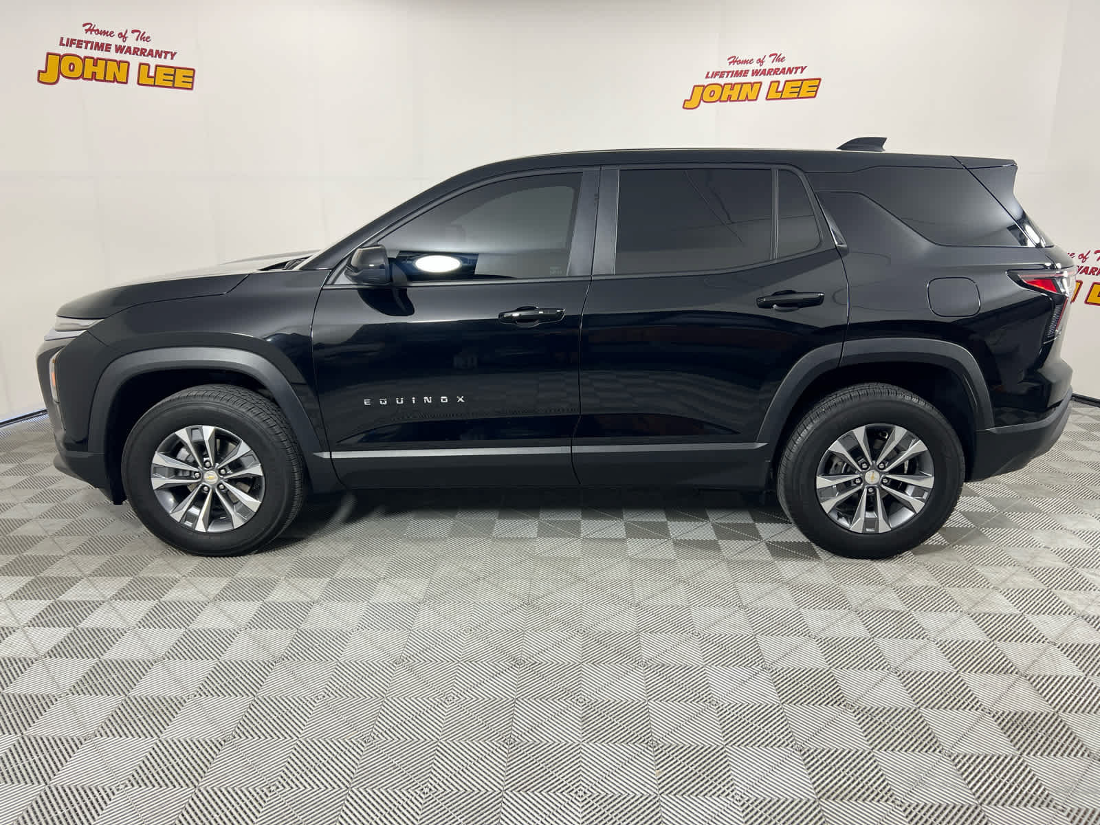 Used 2025 Chevrolet Equinox LT FWD image 2