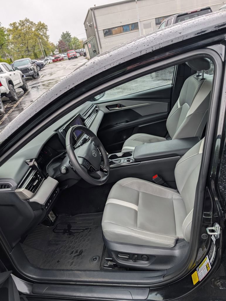 Used 2025 Toyota Camry SE w/ Convenience Package FWD image 12