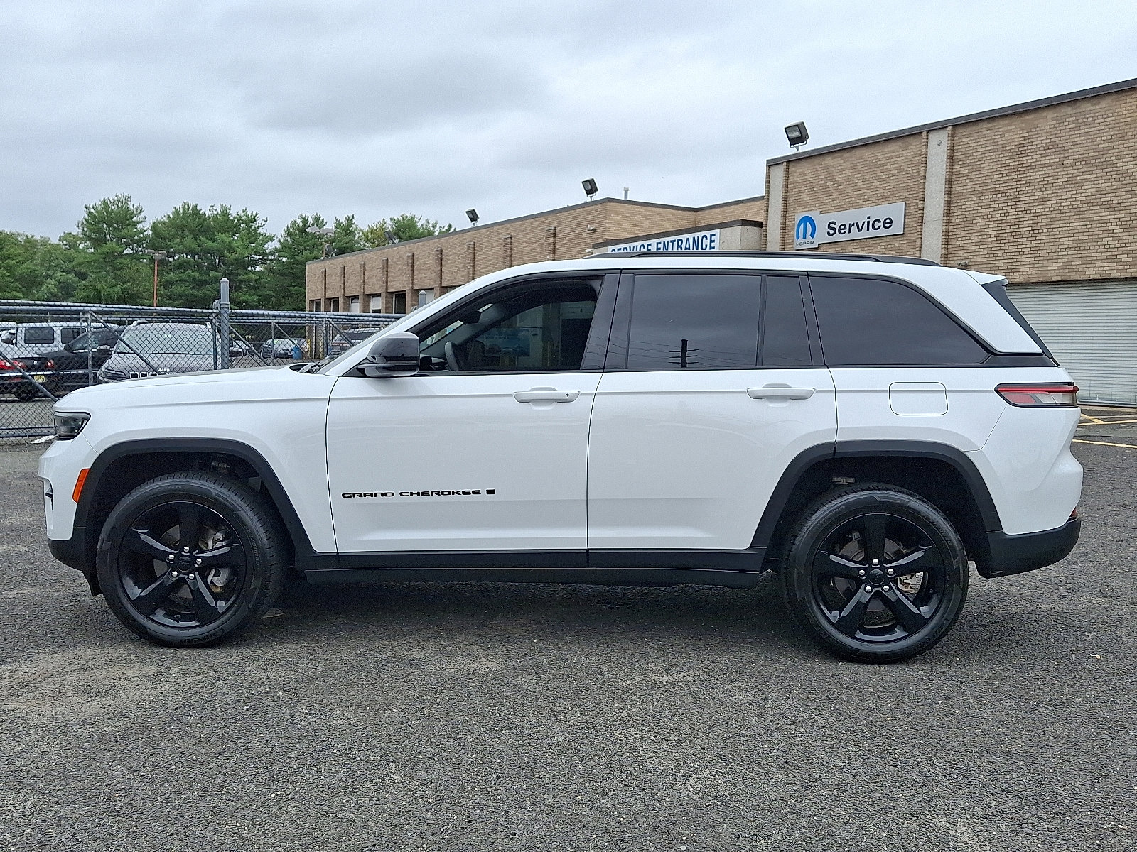 Used 2023 Jeep Grand Cherokee Altitude image 4