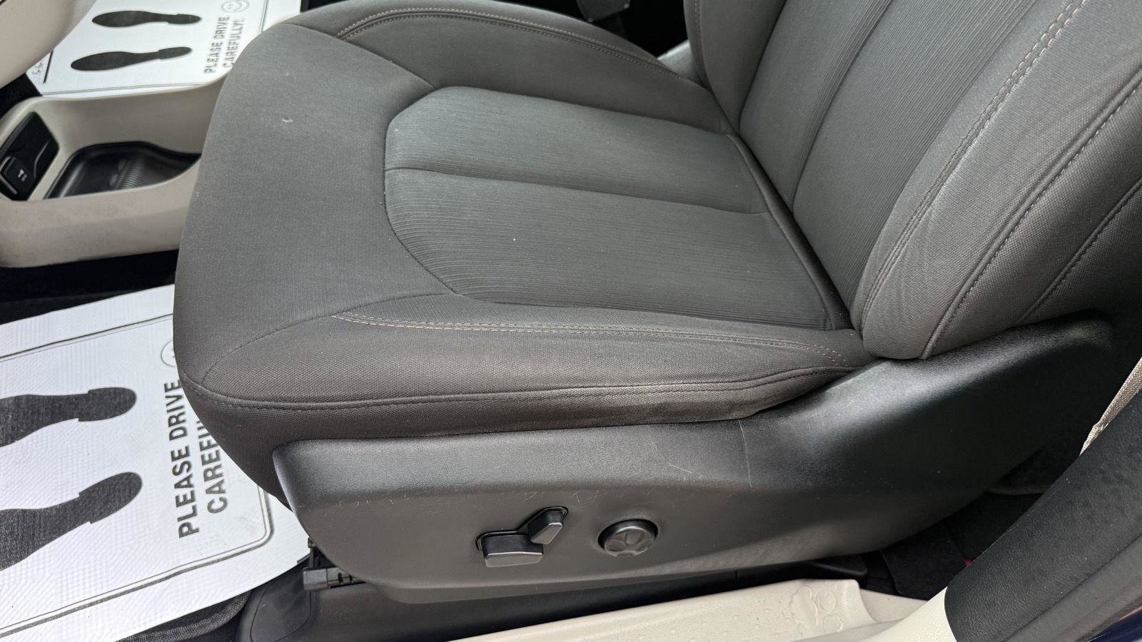 Used 2017 Chrysler Pacifica LX FWD image 25