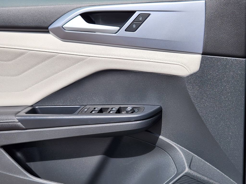 Certified 2025 Volkswagen Taos SEL AWD/4WD image 19