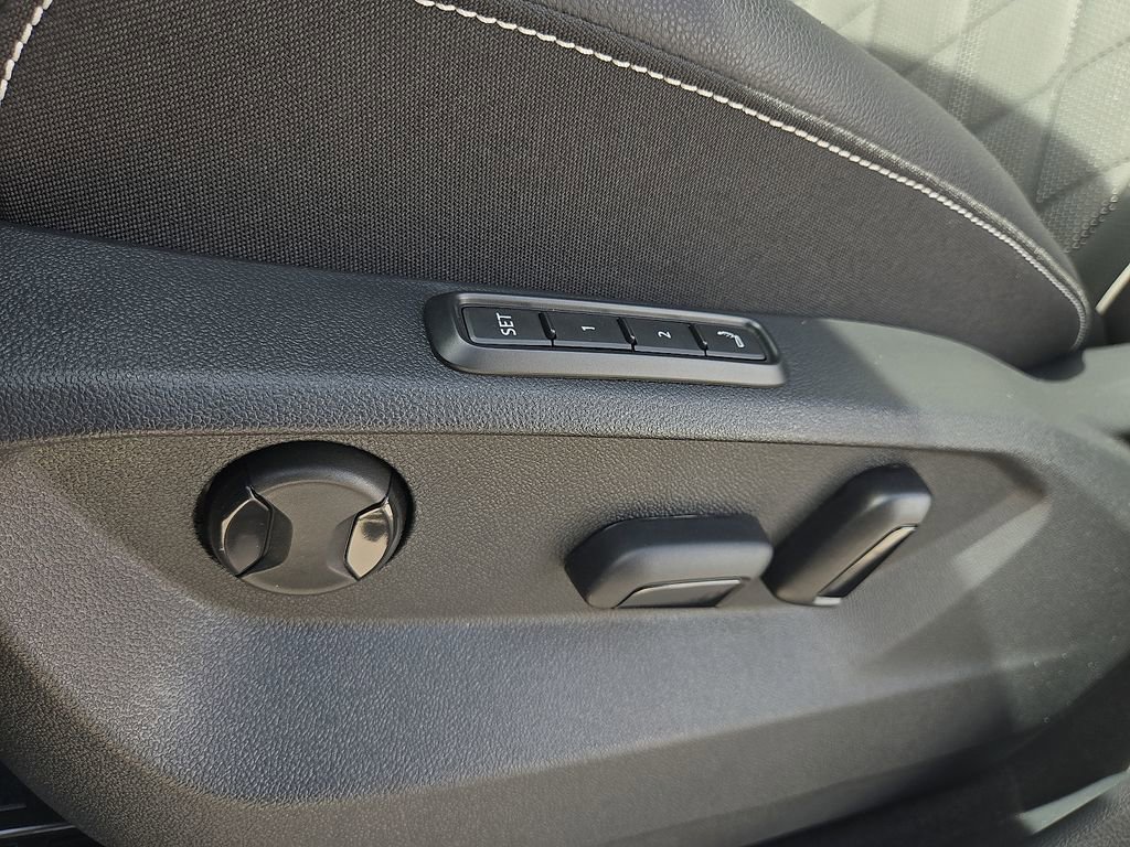 Used 2025 Volkswagen Atlas SEL Premium R-Line image 20