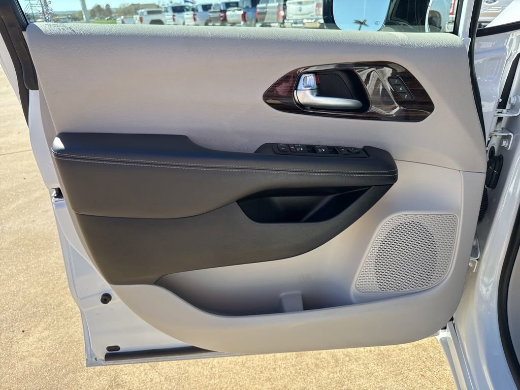 Certified 2023 Chrysler Pacifica Limited image 6