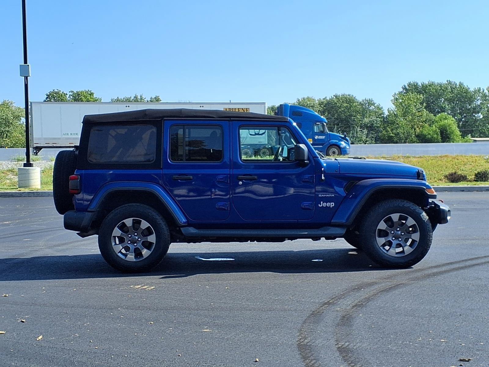 Used 2018 Jeep Wrangler Unlimited Sahara AWD/4WD image 31
