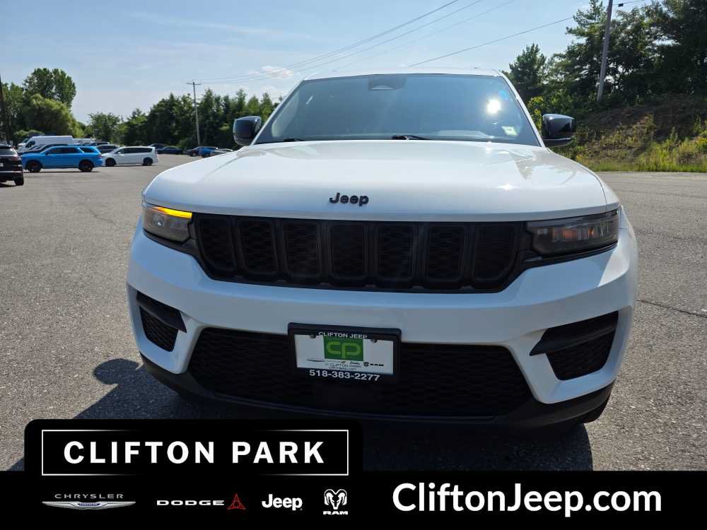Used 2023 Jeep Grand Cherokee Altitude AWD/4WD image 2