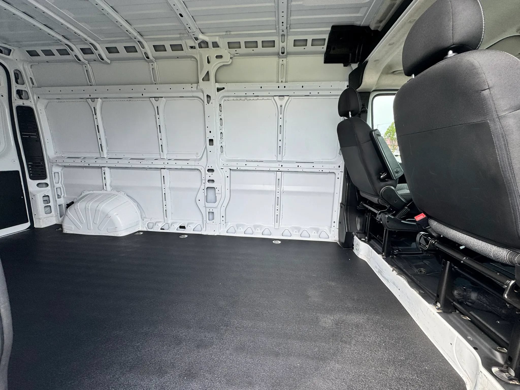 Used 2025 RAM ProMaster 2500 w/ Convenience Group FWD image 24