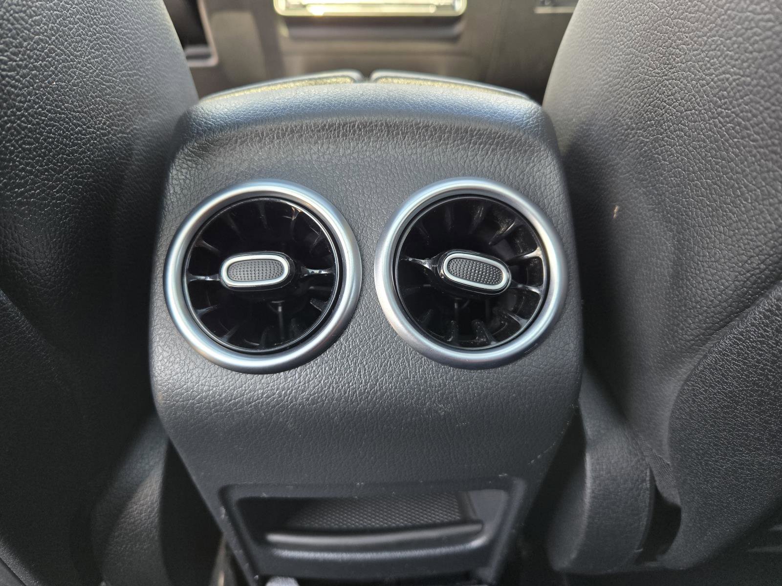 Used 2022 Mercedes-Benz GLB 250 image 24