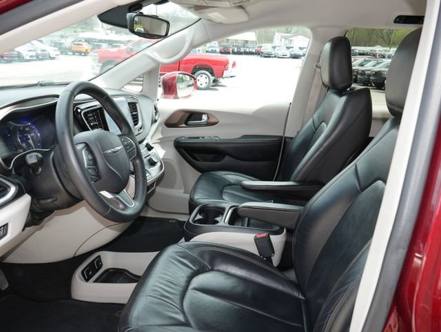 Used 2017 Chrysler Pacifica Touring-L image 2