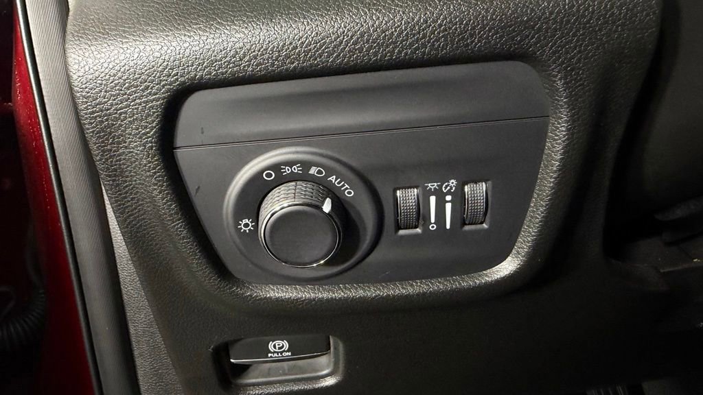 Used 2024 Jeep Grand Cherokee L Altitude AWD/4WD image 18
