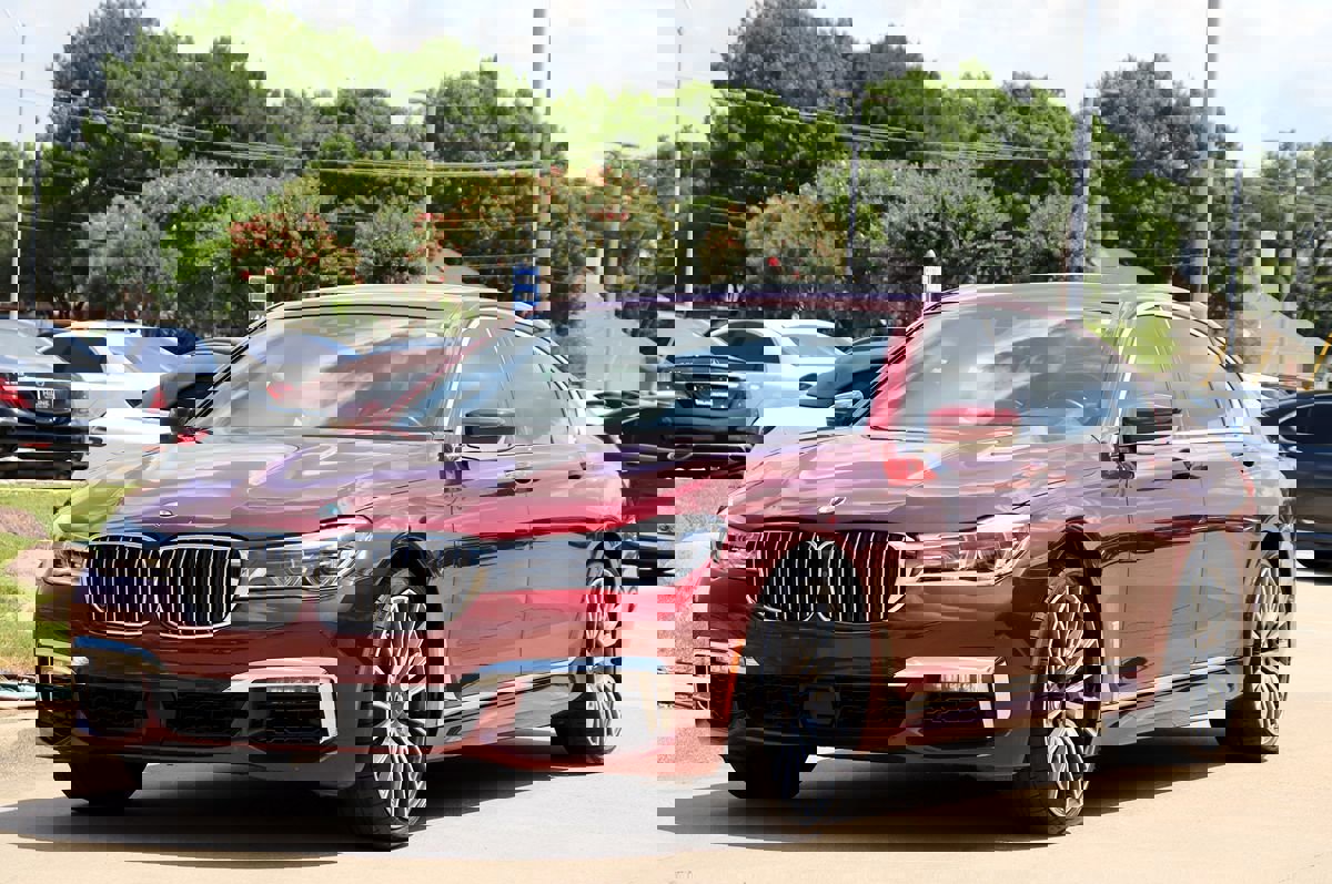 Used 2019 BMW 750i xDrive w/ Luxury Rear Seating Package image 4