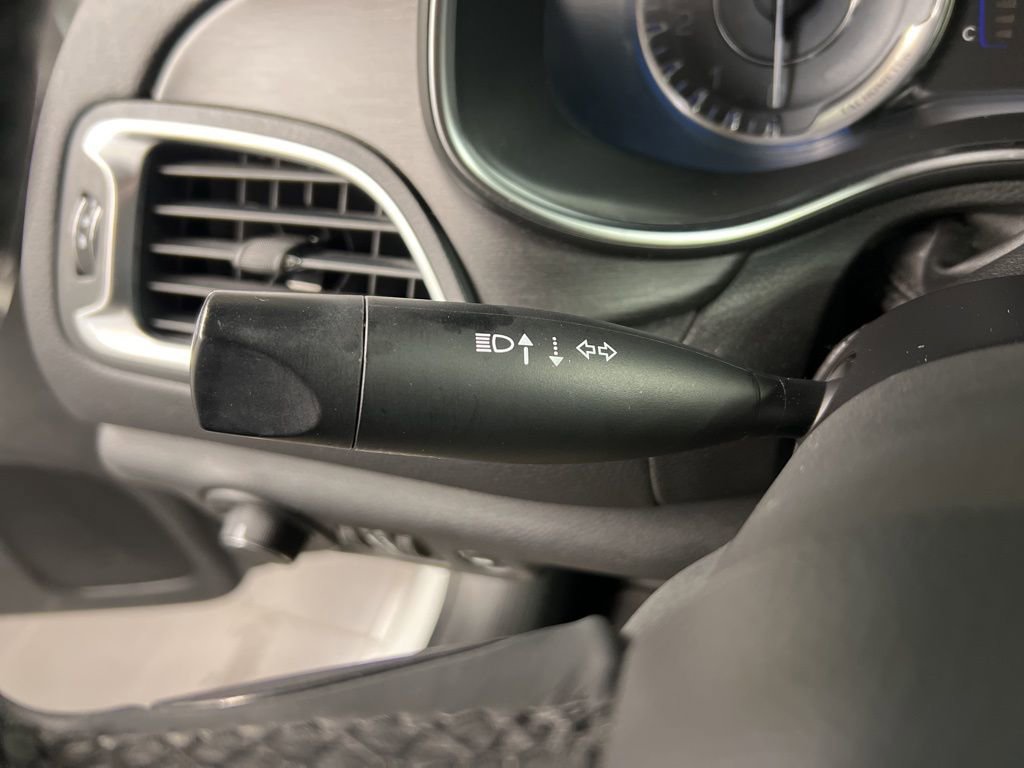 Used 2017 Chrysler 200 Limited Platinum image 18