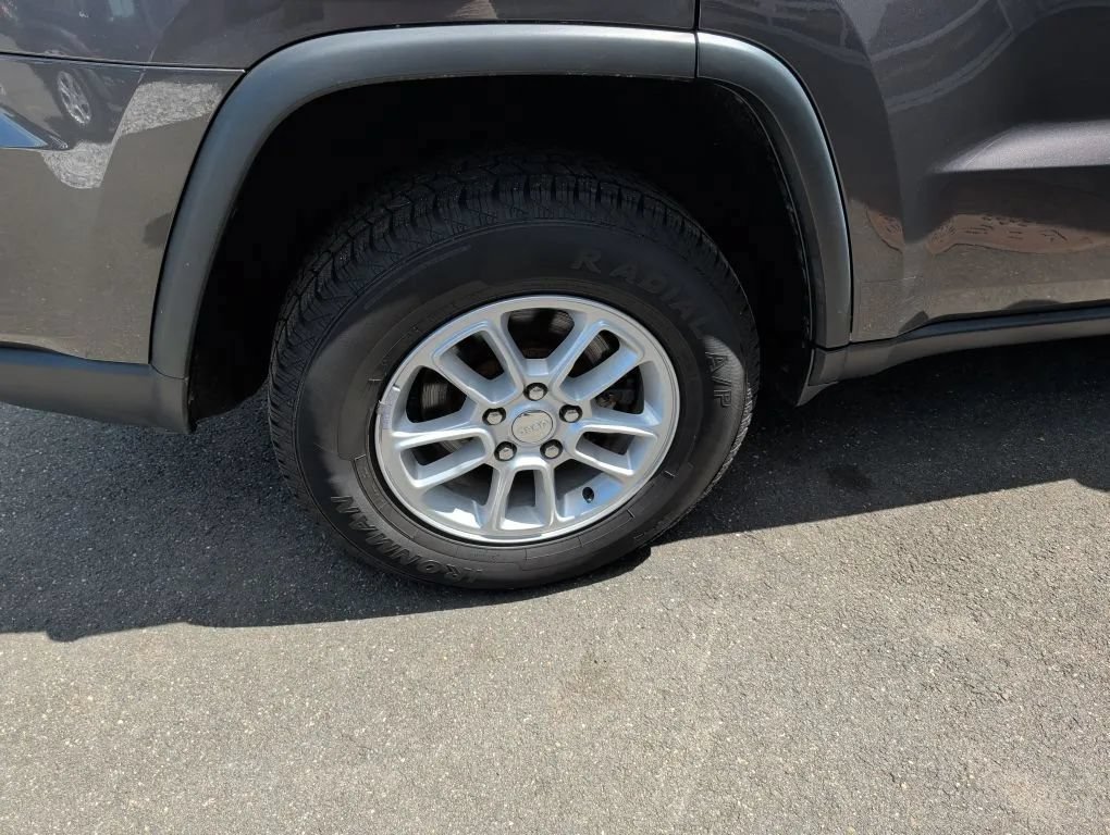 Used 2018 Jeep Grand Cherokee Laredo AWD/4WD image 23