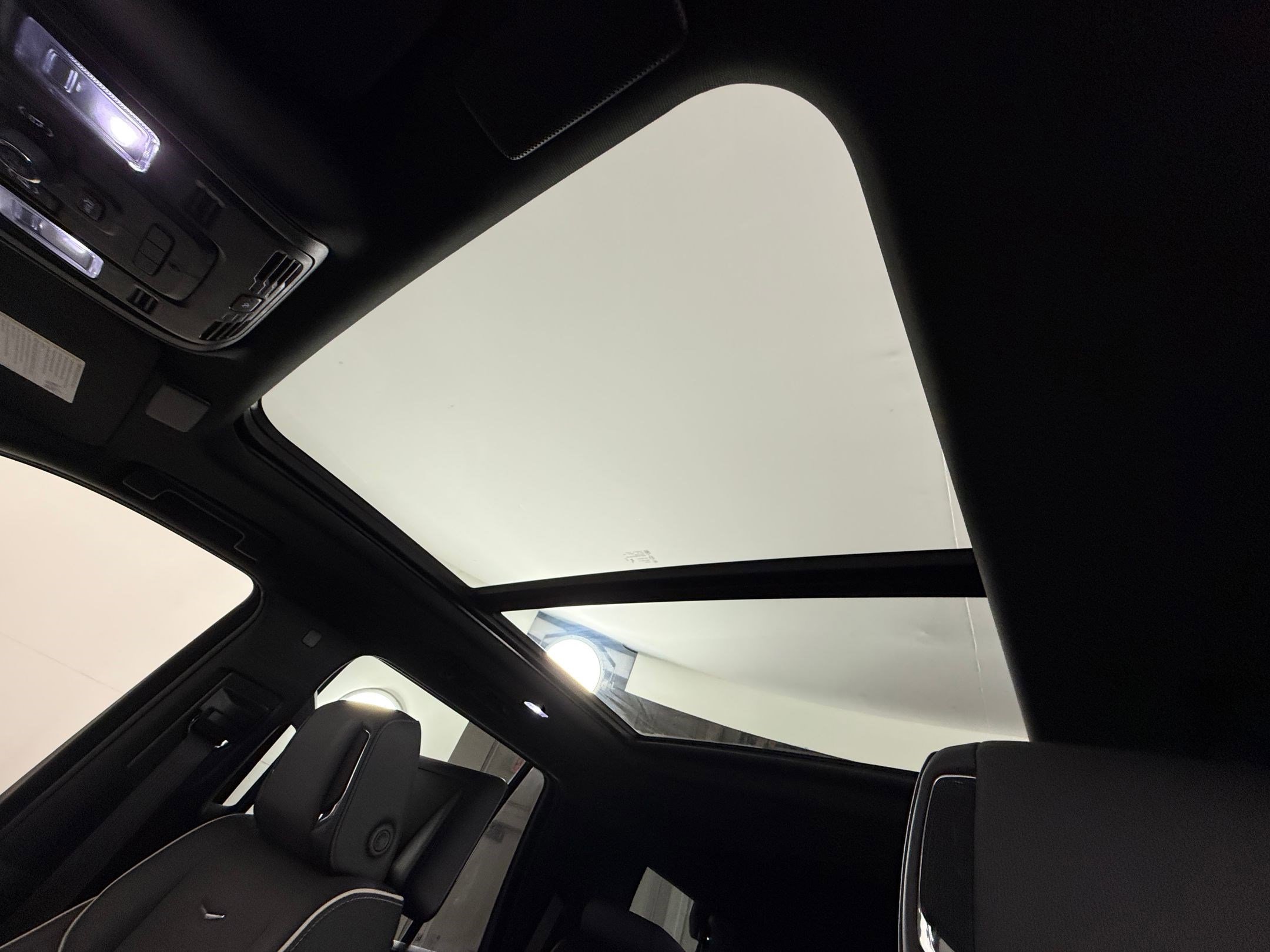 Used 2024 Cadillac Escalade Premium Luxury w/ Performance Package image 15