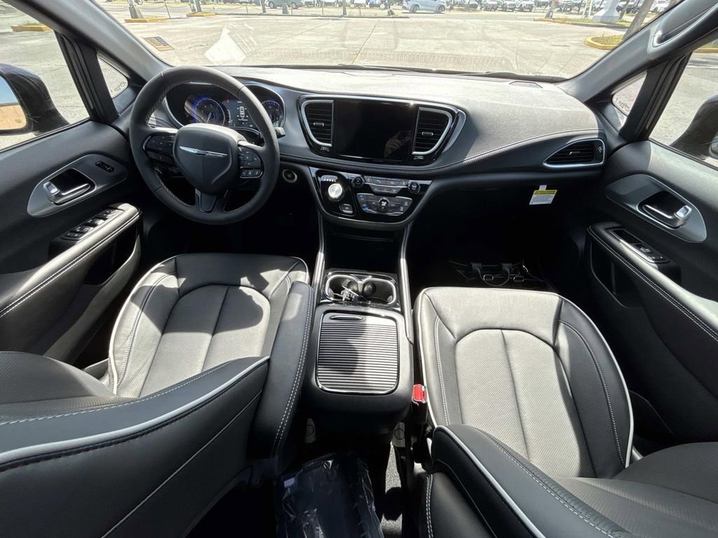 New 2026 Chrysler Pacifica Limited FWD image 14