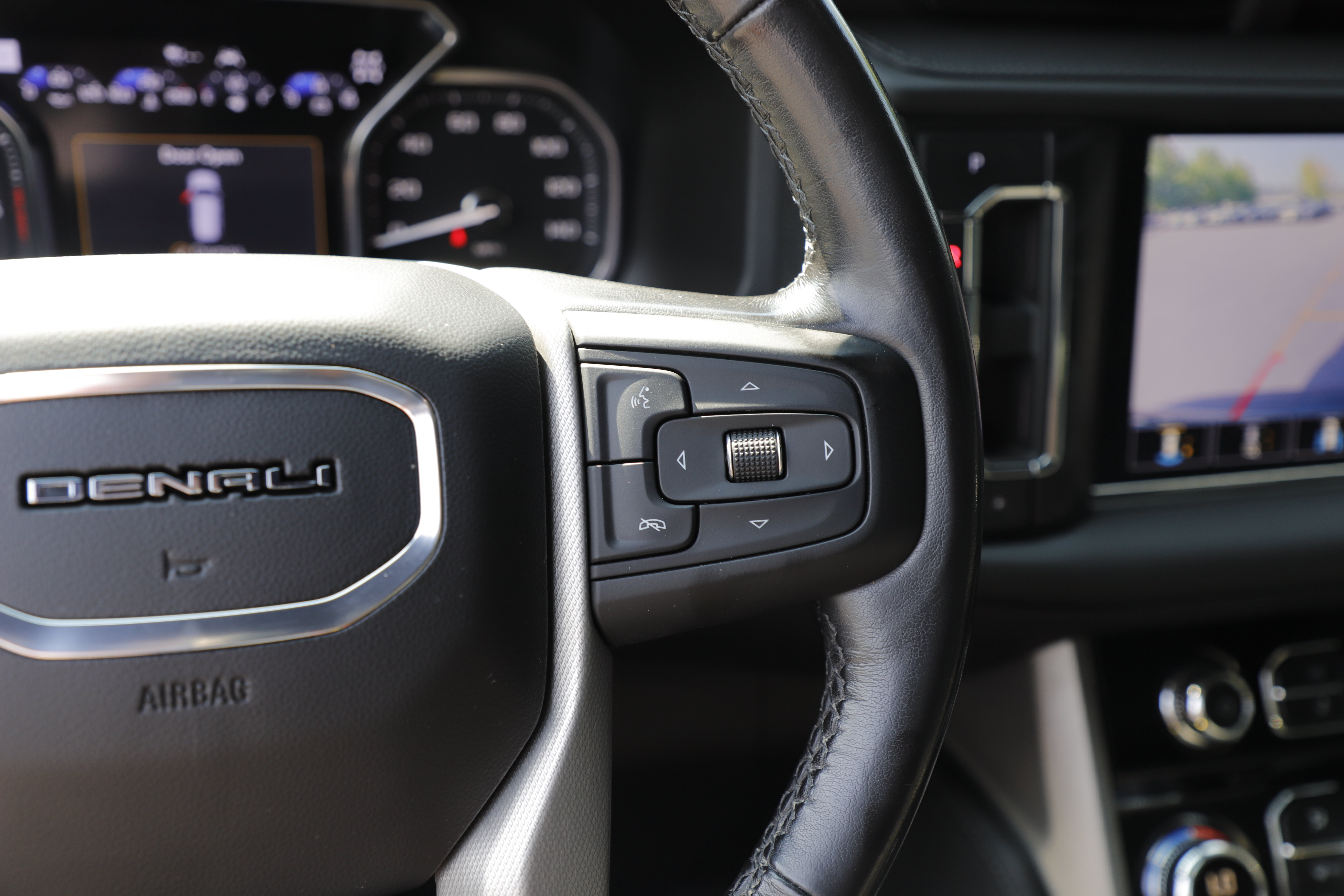 Used 2021 GMC Yukon Denali w/ Denali Premium Package AWD/4WD image 23