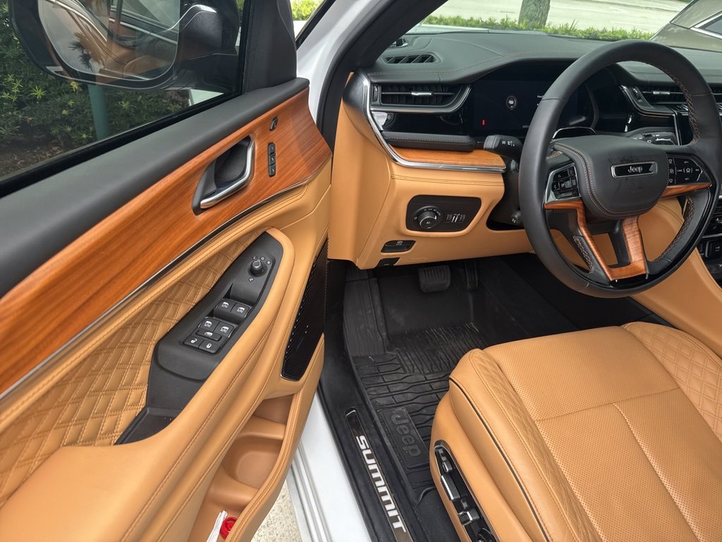Used 2025 Jeep Grand Cherokee L Summit image 4