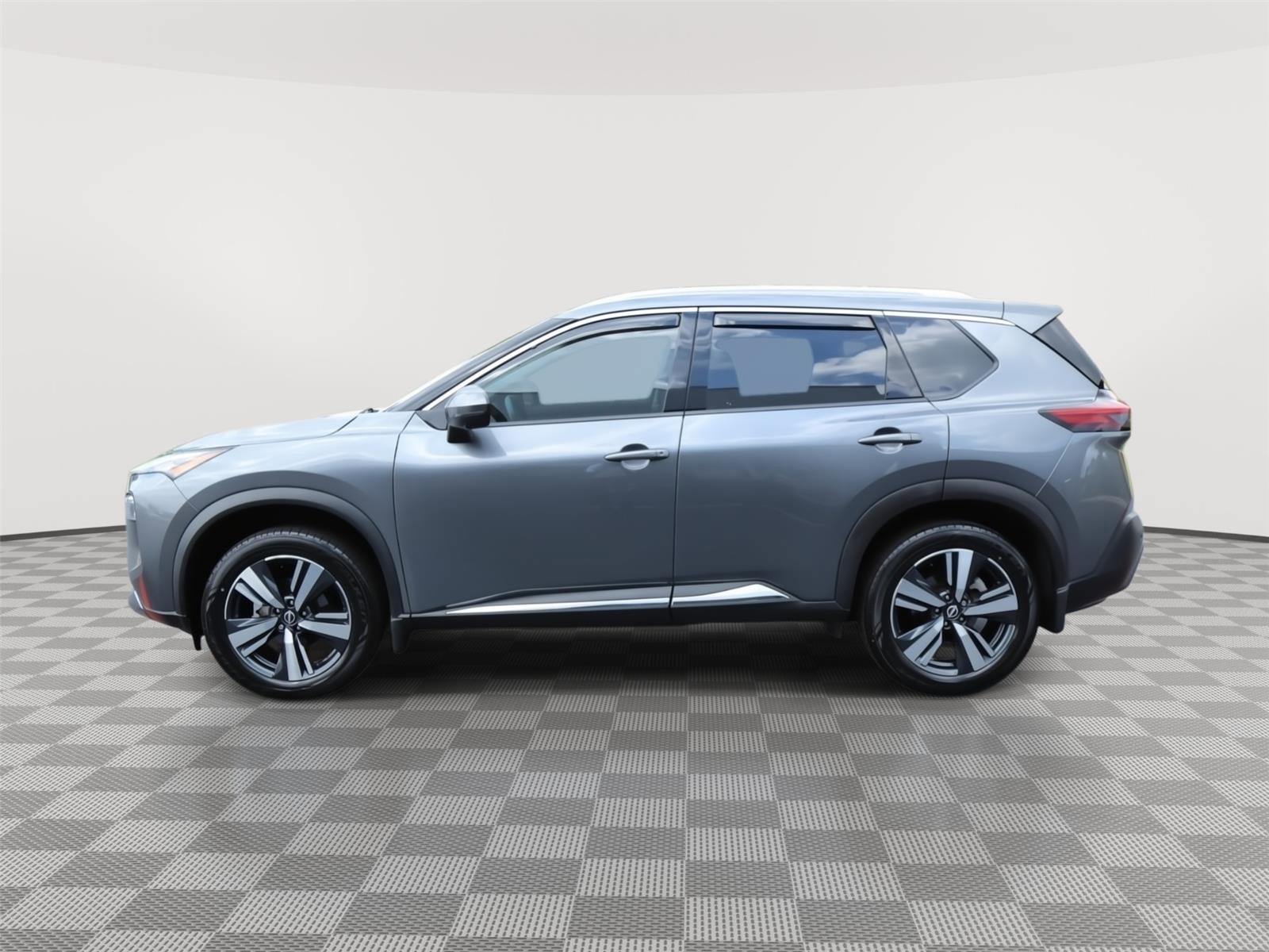 Used 2023 Nissan Rogue SL image 2