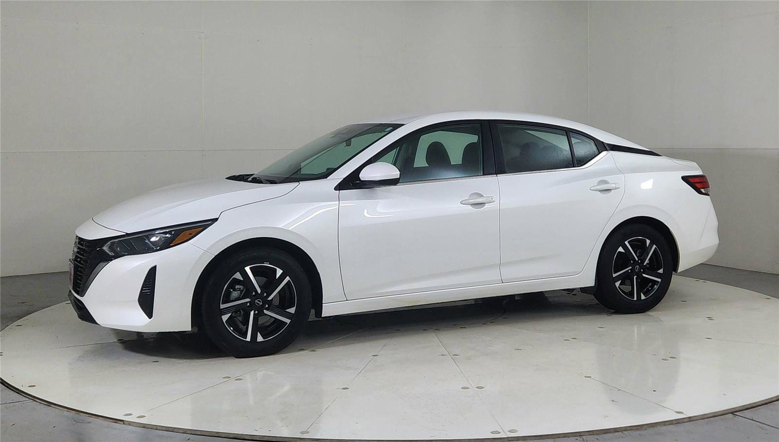 Used 2024 Nissan Sentra SV image 3