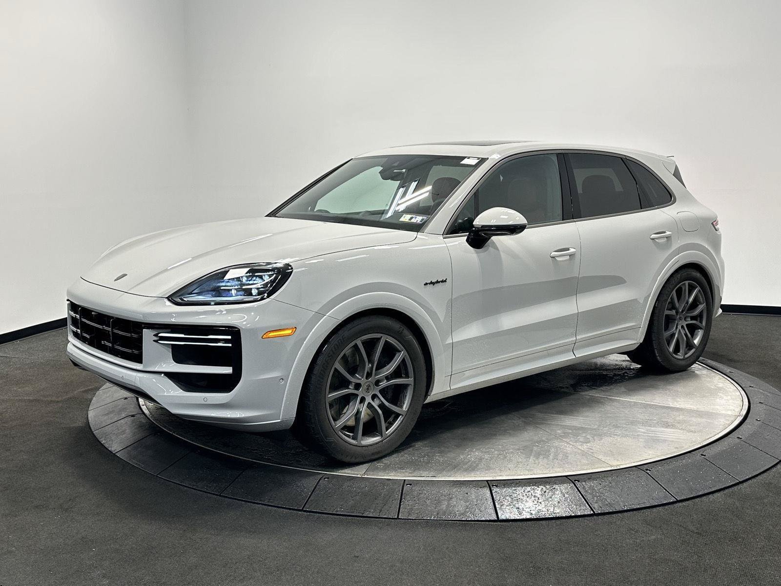 Certified 2025 Porsche Cayenne Turbo AWD/4WD image 1