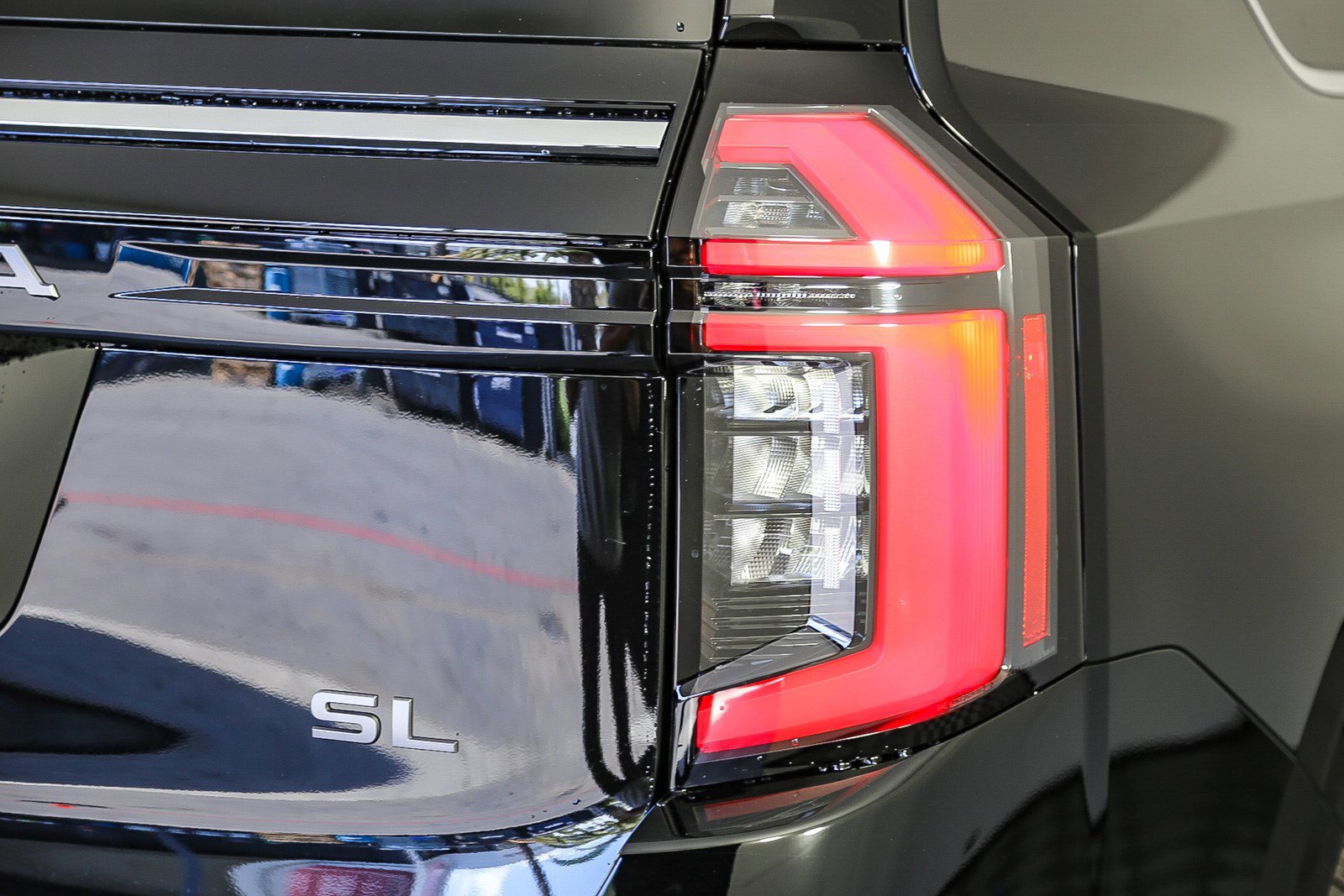 New 2025 Nissan Armada SL w/ Captain's Chari Seat Package image 11